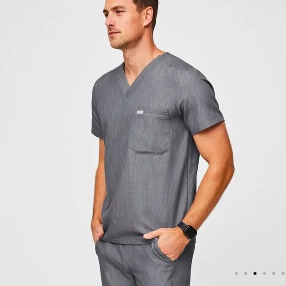 Figs Men’s Leon Three-Pocket Scrub Top Charcoal Heather Gray V-Neck Scrub Shirt - Picture 3 of 13